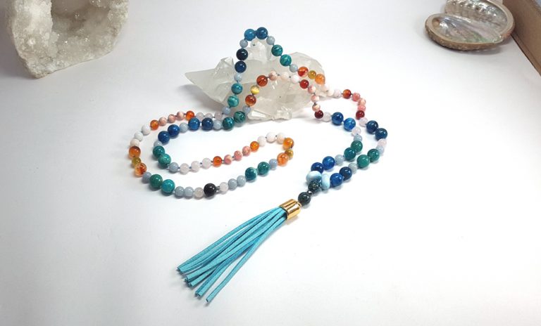 Envolées Océanes - Créations sur-mesure - mala pierres naturelles et pompom bleu